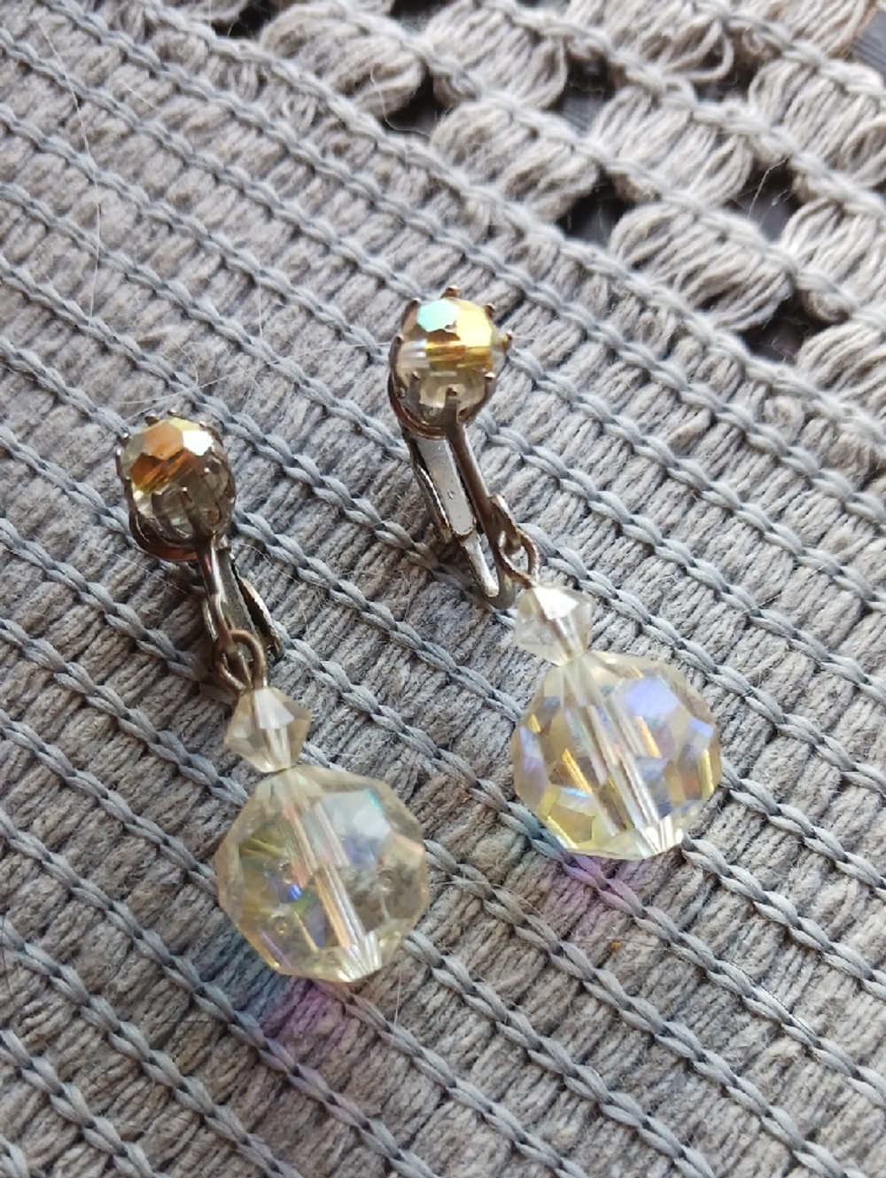 Vintage 1940s/50s Mid Century Classic Crystal Drop Clip-On Earrings Iridescent
